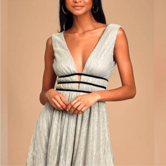 Lulu’s Stunning Silver Metallic Mini Dress - Size M - NWT - Picture 3 of 11